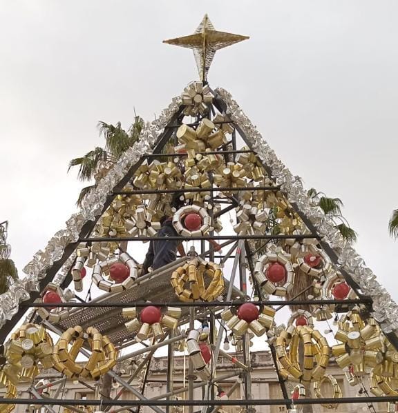 Hoy se enciende el árbol de Navidad hecho 100 con residuos reciclables