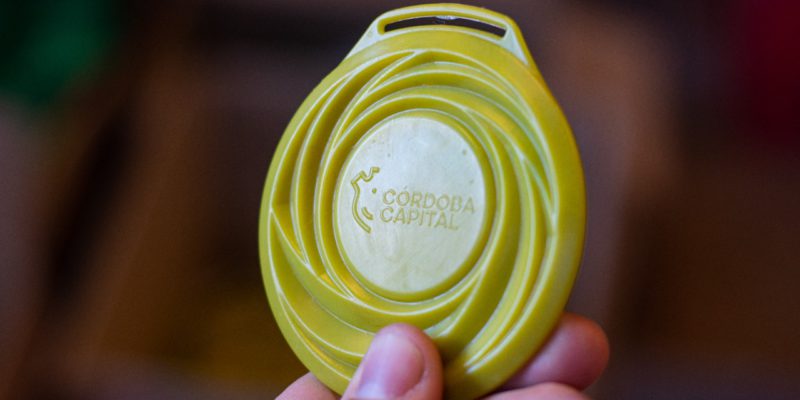 100 Mil Tapitas Plásticas Recicladas Se Transformarán En Medallas Para Los Participantes De La Maratón De Córdoba