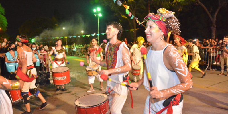 Carnavales: Comparsas,murgas, Scolas Y Batucadas En Las Calles De 20 Barrios
