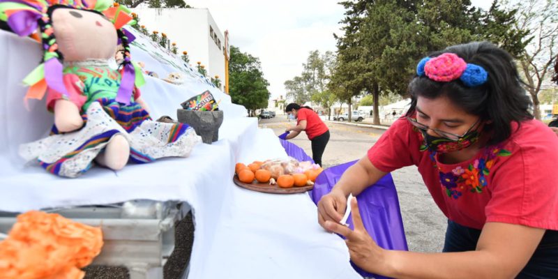 Celebración Mexicana Por El “Día De Los Muertos” Con Ofrendas, Gastronomía Y Música Tradicional