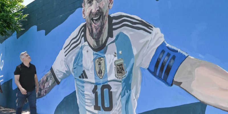 Llaryora Visitó El Mural Homenaje A Los “Genios Del Fútbol Mundial”