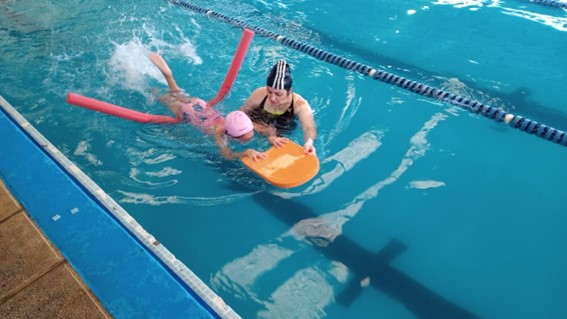 Pequeños Nadadores: 780 Niños De Escuelas Municipales Aprendieron A Nadar En Los Polideportivos