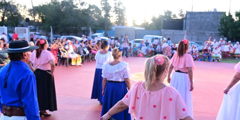 Derecho Al Verano: Más De 500 Vecinos Disfrutaron Del Festival De Folklore En El Centro De Encuentro Barrial Estación Flores