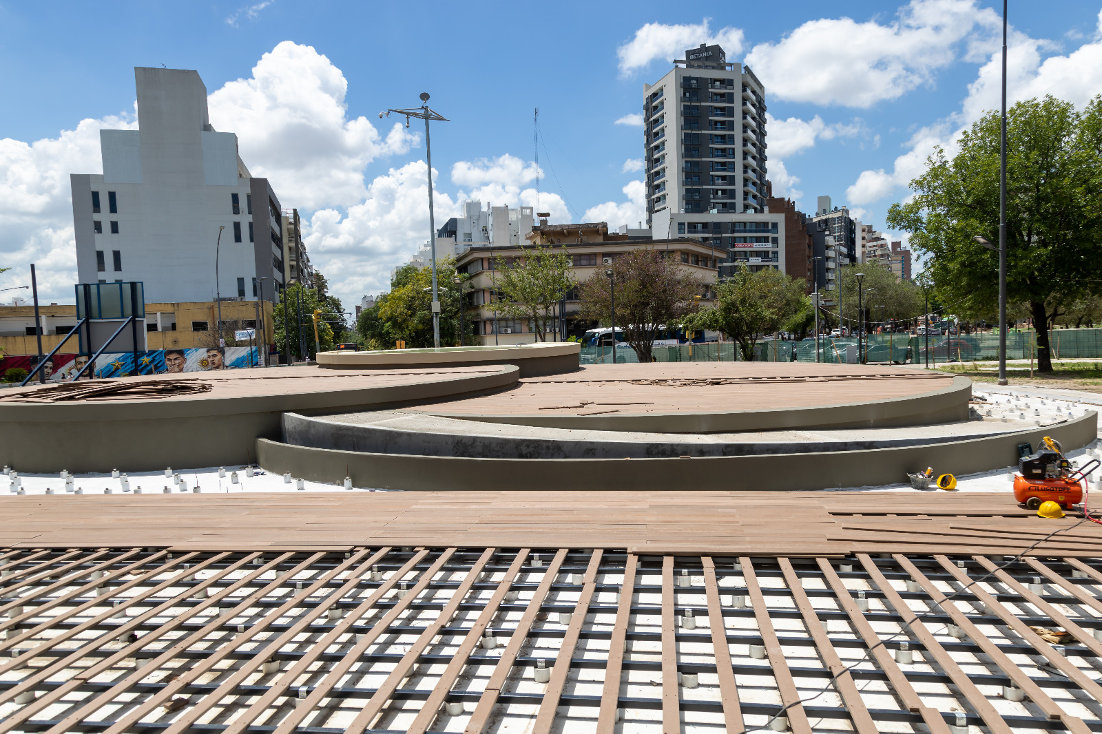 Plaza de las Am ricas instalan tres escenarios con piso ecol gico