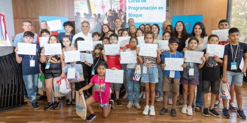 Llaryora Entregó Los Diplomas Del Curso De Programación A Más De 30 Niños