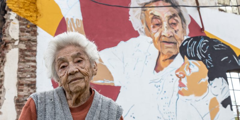“Abuela, Contame La Historia” El Mural De La Ex Cervecería Que Emociona A Barrio Alberdi