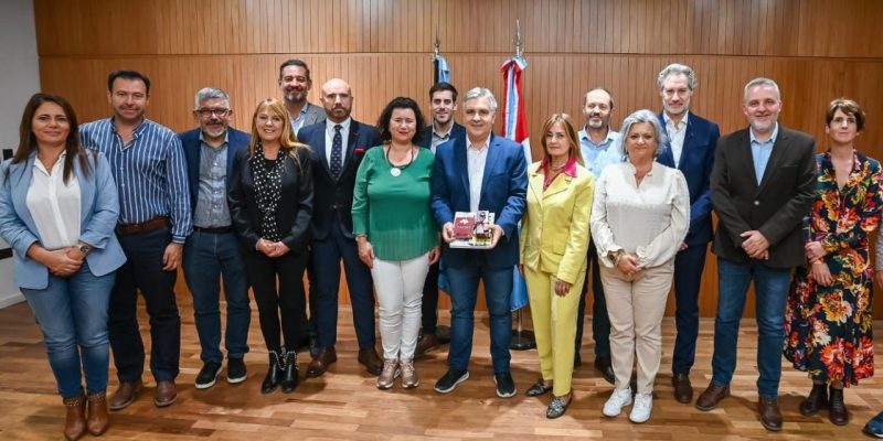 Llaryora Recibió A La Delegación De Funcionarios Del Ayuntamiento De Córdoba, España
