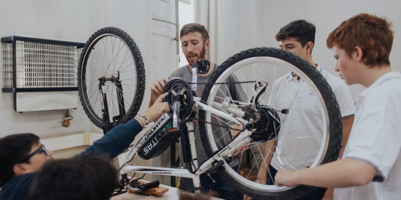 Economía Circular Y Movilidad Sustentable: Estudiantes Secundarios Crean Bicicletas Eléctricas A Partir De Bicis En Desuso