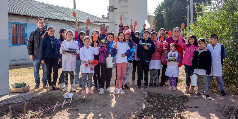 Escuelas Verdes: Alumnos De La Escuela Municipal Dr. Arturo Zanichelli Crean Una Huerta En El Patio