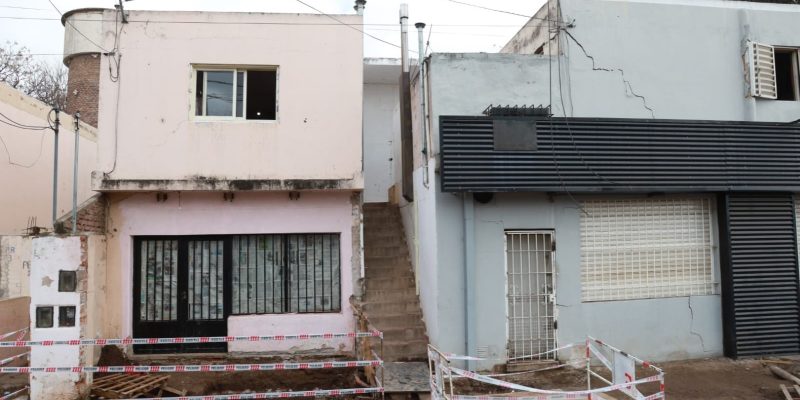 La Municipalidad Asiste A Familias De Barrio Santa Isabel III Sección Afectadas Por La Rotura De Un Caño De Aguas Cordobesas