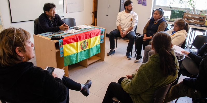 El Cónsul De Bolivia Visitó Los Centros De Oportunidades Para El Aprendizaje En El CEB La Tela