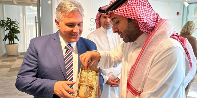 Llaryora Se Reunió Con Directivos De Un Banco Saudí