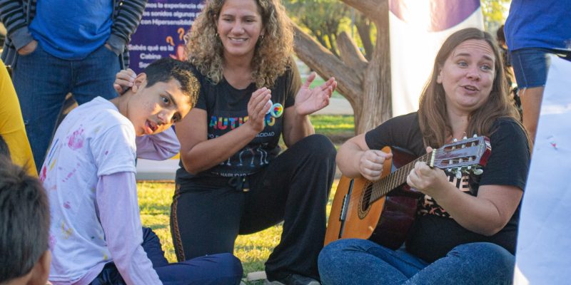 Semana Azul: Vecinas Y Vecinos Compartieron Una Tarde De Concientización Sobre Autismo En El Parque De Las Tejas