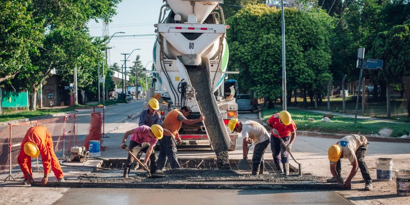 Repararon El Desagüe De Avenida Vélez Sarsfield Y Hormigonan El Segmento De Calle