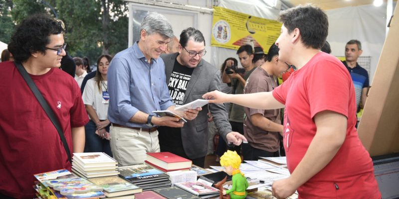 Passerini Abrió La Feria Del Libro 2024 Y Recorrió Los Stands De La Supermanzana De La Intendencia