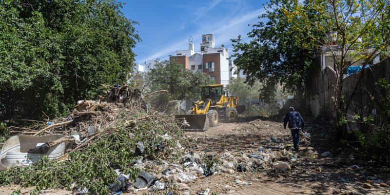 Con Orden De Allanamiento, La Municipalidad Extrajo Casi 160 Toneladas De Basura De Tres Lotes Privados De Barrio Alberdi