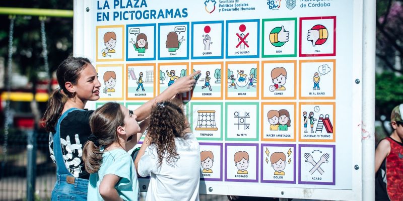 Continúa La Colocación De Cartelería Inclusiva En Los Parques Y Plazas De La Ciudad