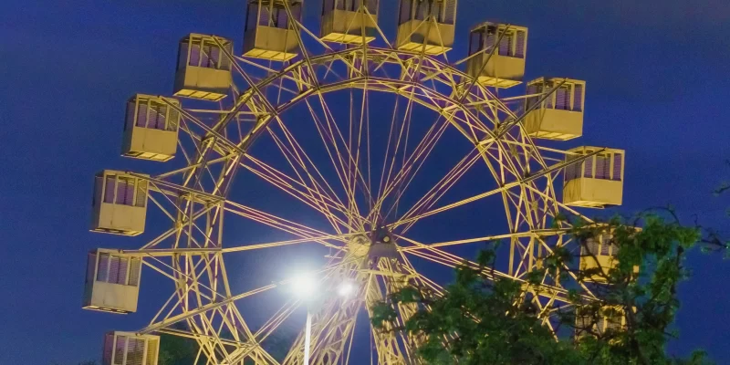 El Palacio 6 De Julio Y La Rueda Eiffel Se Pintan De Amarillo Por El Día Mundial En Recuerdo De Las Víctimas De Siniestros Viales