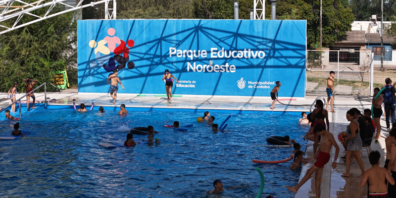 Infantes De Uno A Seis Años Aprenden A Nadar En Los Parques Educativos Este Y Noroeste