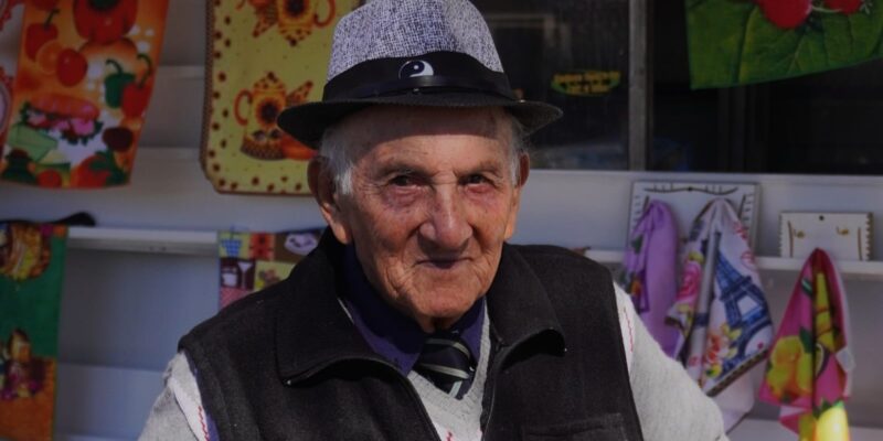 “Fronterita”, El Vecino De 93 Años Que Inauguró Su Puesto De Venta De Ropa Blanca En Ampliación Residencial América