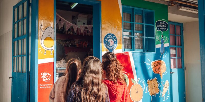 Alimentos Y Bebidas Saludables Ganan Espacio En Las Escuelas Municipales: Se Eliminó La Publicidad Y Patrocinio De Los Productos Con Sellos De Advertencia