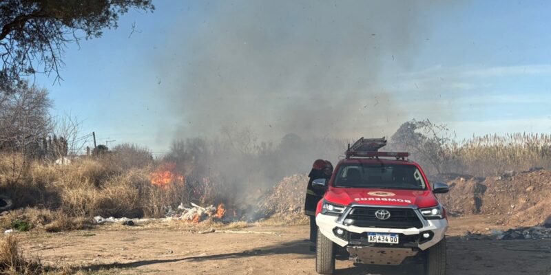 Incendio En Los Basurales De Spilimbergo Y Roque Arias: Defensa Civil Asiste A Bomberos En La Contención Del Fuego
