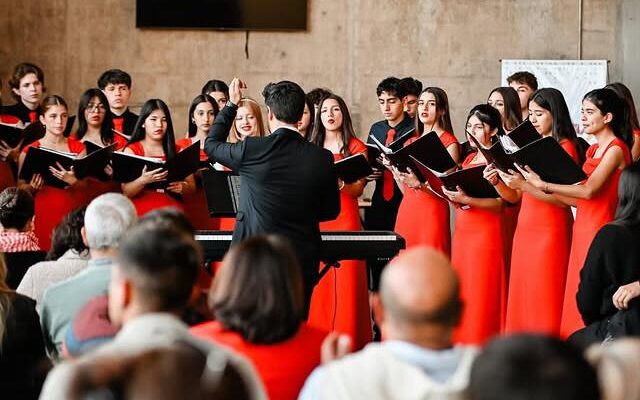 El Coro De Los Niños Cantores En El Teatro Comedia Antes De Actuar En Europa