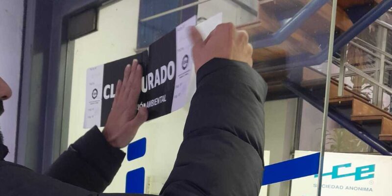 Un Comercio De Avenida Vélez Sarsfield Fue Clausurado Por Vertimiento De Líquidos En La Vía Pública