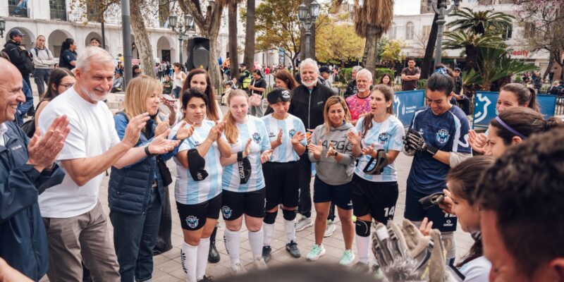 Junto A Un Gran Número De Vecinos Y Visitantes, Las “Murciélagas” Fueron Homenajeadas En El Centro De La Ciudad
