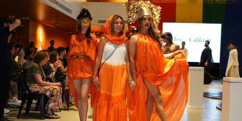 Desfile De Moda Circular Diverso En El Parque De Las Tejas