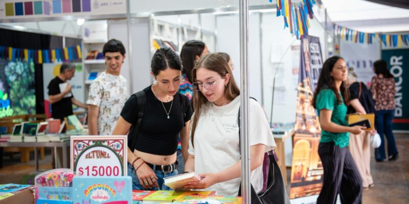 Domingo En La Feria Del Libro: Gran Cierre Con Chacho Marzetti, Lola Dolores Y Claudia Huergo, En Una Presentación Poética-musical