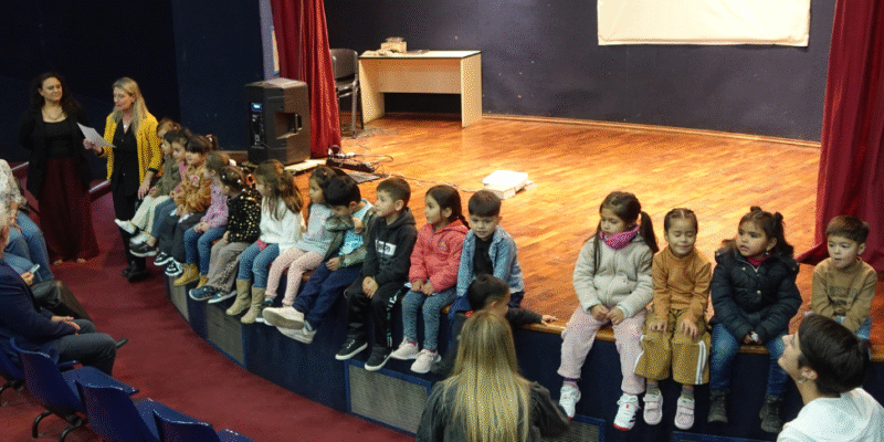 Alumnos Y Alumnas Del Jardín Municipal Frutillita Exploraron El Arte Urbano Cordobés