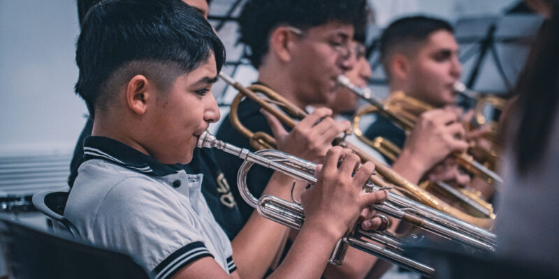 En El Recuperado Escenario De La Isla Crisol, Bandas De Música Locales Acompañarán El Cierre Del Programa De Luthería Social