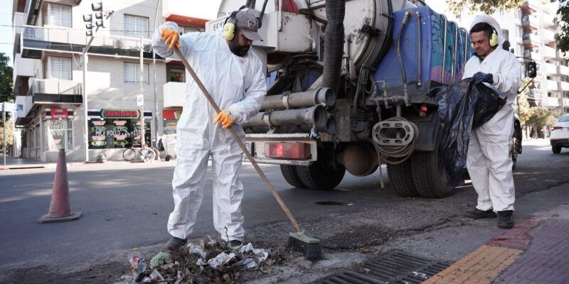 Cientos De Bocas De Desagüe Son Mantenidas Para Evitar Anegamientos