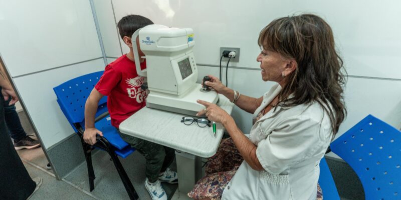 Operativo Oftalmológico En Espacios Municipales: Controles Y Entrega Gratuita De Lentes Para La Comunidad