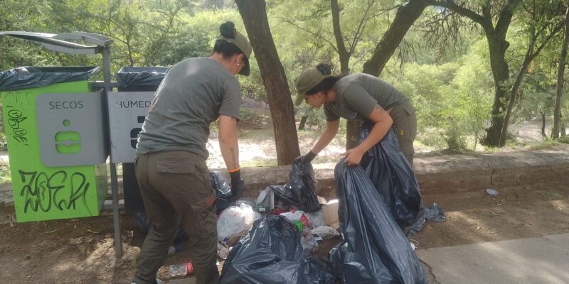 Parque Sarmiento: Todos Los Fines De Semana Se Retiran 400 Bolsas De Residuos Del Espacio Verde Y La Laguna
