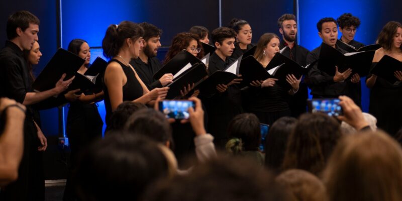 El Coro Municipal Se Une Junto A Músicos Y Referentes Culturales En El Marco Del 50º Aniversario Del Golpe En El Teatro Comedia
