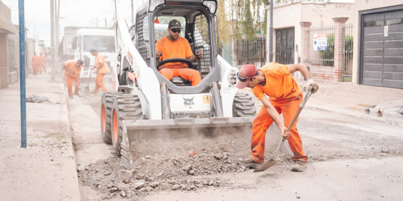 Mejoran La Calzada En Villa El Libertador Con Bacheo En Calle Defensa