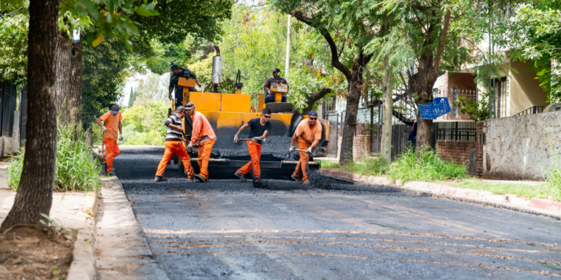 Mejoran La Calzada En Barrio Parque Vélez Sársfield Con Bacheo Asfáltico En Calle Enrique Finocchietto