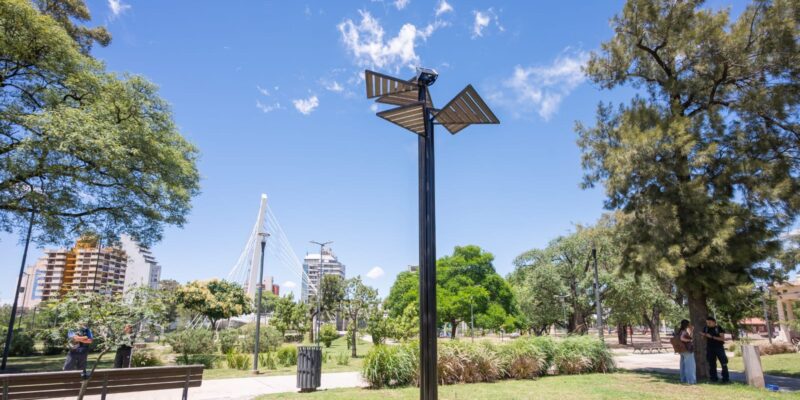 Árbol Solar En El Parque Las Heras-Elisa: Sensores Que Monitorean La Calidad Del Aire, Humedad Y Temperatura Con Energía Renovable