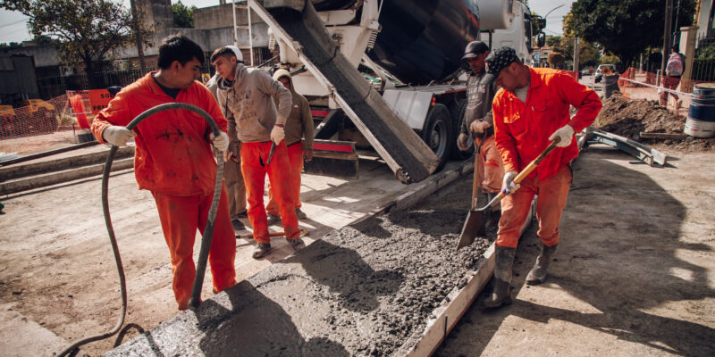 Bachean Con Hormigón La Intersección De Pampayasta Y Morón, Al Sureste De La Ciudad