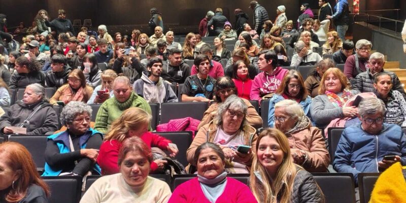 Más De 200 Estudiantes De La Modalidad Jóvenes Y Adultos Participaron De Una Función En El Teatro Comedia