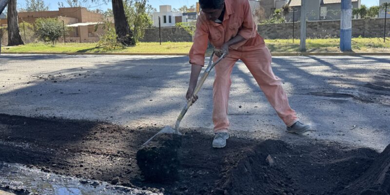 Avanzan Las Tareas De Bacheo Con Asfalto En Caliente Sobre Calle Celso Barrios