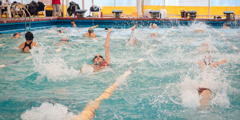 “Pequeños Nadadores”: La Municipalidad Sostiene La Enseñanza De Natación Para 450 Estudiantes