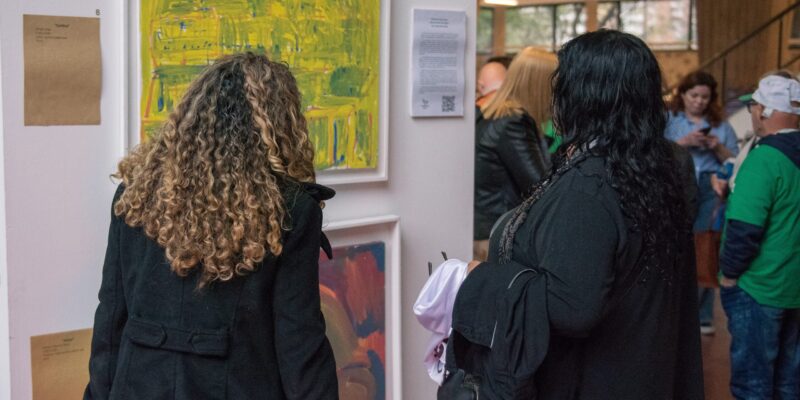Con Diversidad De Pinturas, La Fundación IRAM Inaugura La Muestra “Relatos De Colores” En El Palacio Municipal