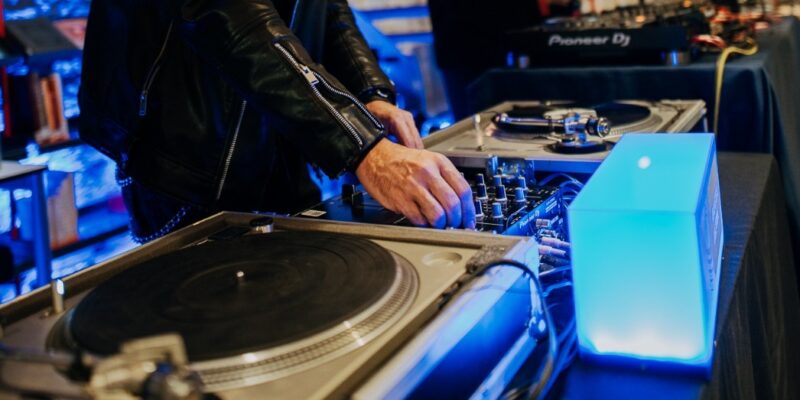 Escritura Automática Y Discos De Vinilo En El Centro Cultural España Córdoba