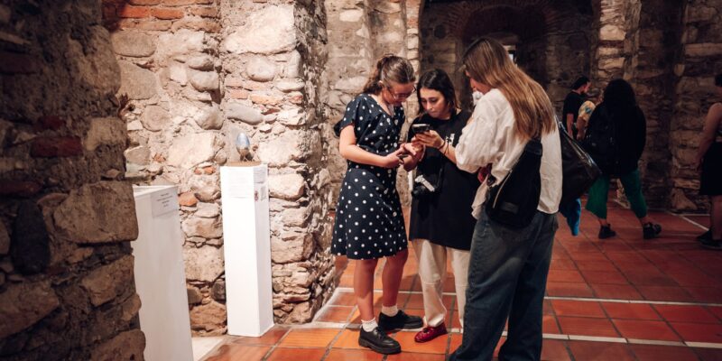 La Cripta Jesuítica Exhibe Una Muestra Que Pone En Diálogo El Patrimonio Y La Escultura Contemporánea