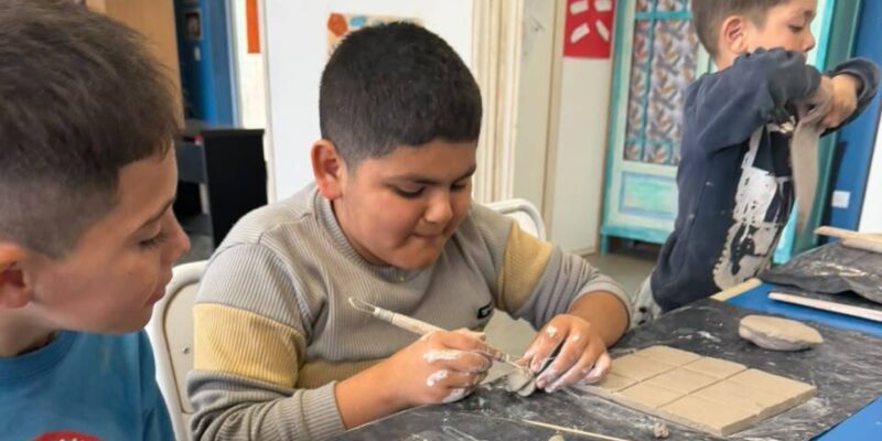 Aprender También Es Parte De Las Vacaciones: Niños Y Niñas Crean Sus Propias Piezas De Cerámica