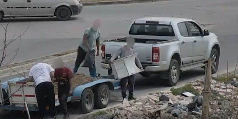 Arrojo Ilegal De Residuos En La Vía Pública: Tres Personas Aprehendidas, Multa De $4 Millones Y Una Camioneta Secuestrada
