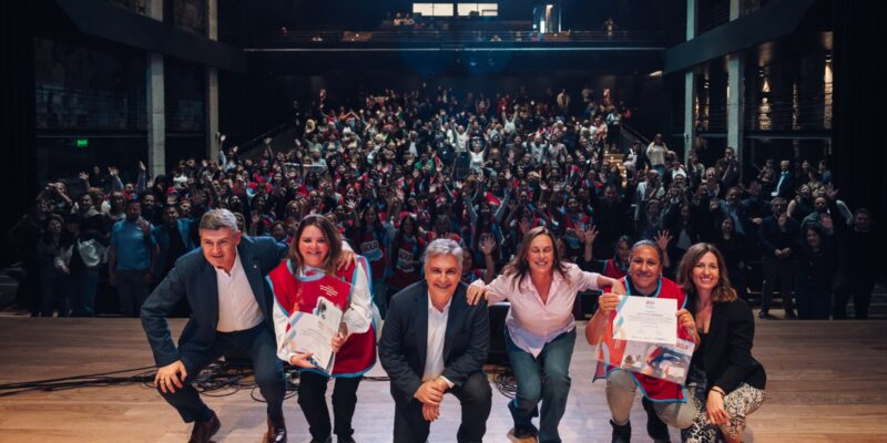 Passerini Acompañó A Llaryora En La Presentación Del Programa “Hola Familia”